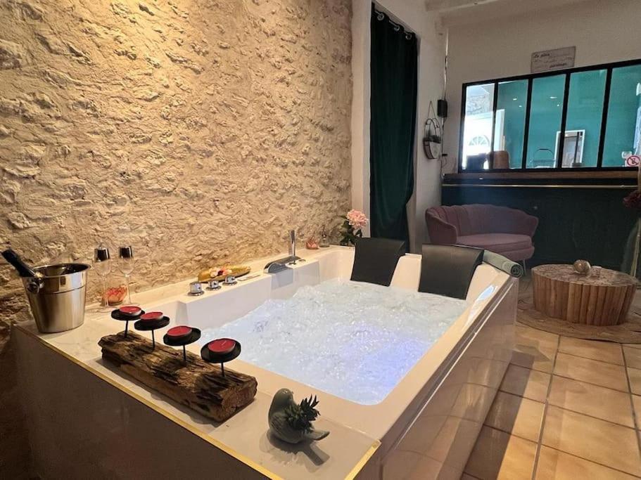 Suite Romance - Jacuzzi Moret-sur-Loing Zewnętrze zdjęcie