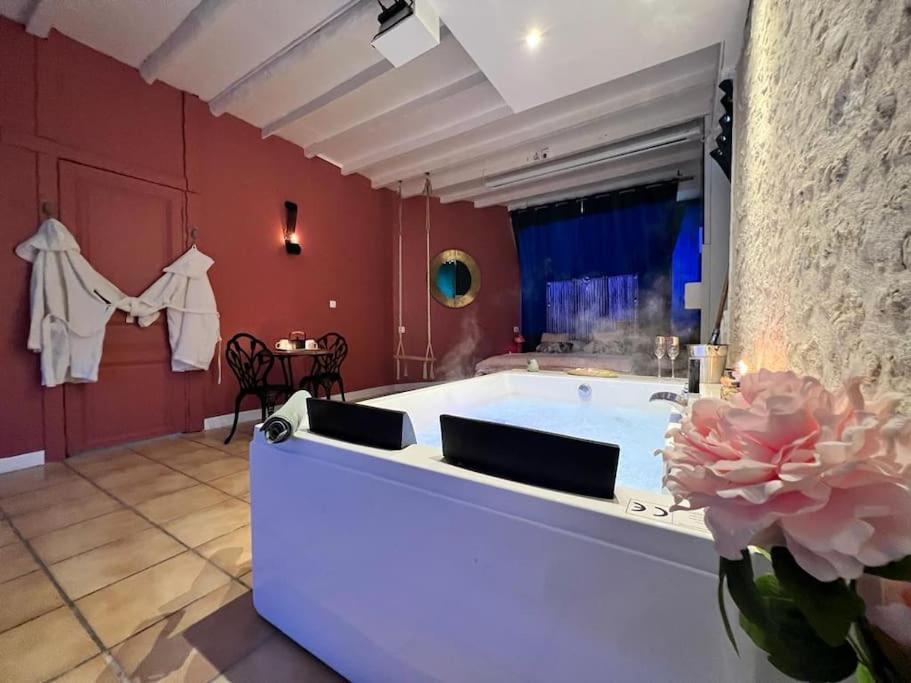 Suite Romance - Jacuzzi Moret-sur-Loing Zewnętrze zdjęcie